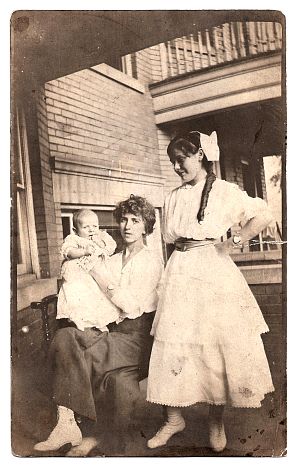 1912.. - 'young Wilfred', Mildred.., Aunt Gertie.jpg